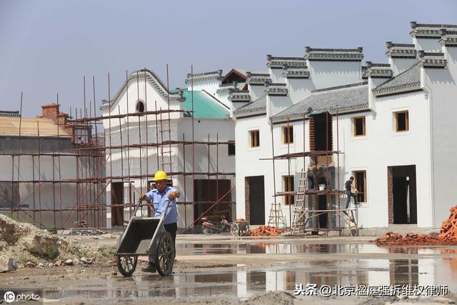 被认定违章建筑遭拆除，又收到征地通知，这是怎么回事？