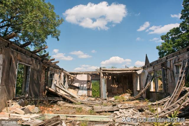 房子住了几十年，突然变成违章建筑？能不随便拆违建吗？