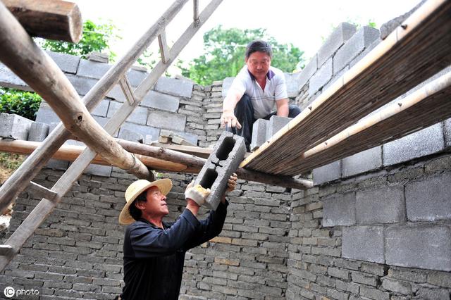 岂有此理！开发商建房子叫城市规划，农民建房子就叫违法建筑？